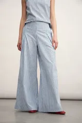 Pantalón palazzo a rayas verticales color verde y blanco.