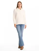 Buzo de tejido acanalado color blanco, con cuello alto y diseño de patrón en V en el frente. Presenta un corte holgado con mangas integradas sin costura de sisa.