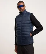 Chaleco puffer deportivo color azul marino, con cuello alto, cierre frontal de cremallera y bolsillos laterales.