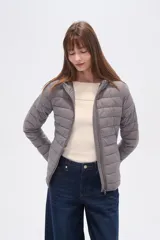 Campera puffer negra de nylon, con cierre frontal y cuello alto.