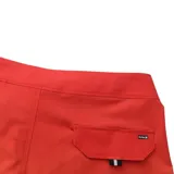 Bermuda de baño beige con estampado de calaveras, flores y rayas. Tiene cintura negra con cordón ajustable y dos bandas negras horizontales en la pierna izquierda.