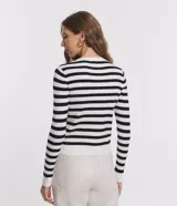 Cardigan de punto con diseño a rayas horizontales en blanco y negro, cuello redondo, manga larga y cierre frontal con botones.