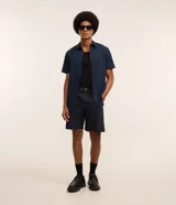 Bermuda recta azul marino confeccionada en sarga con tecnología que reduce las arrugas, seca rápido y ofrece mayor elasticidad.