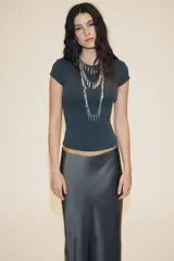 Falda midi de corte recto, color gris oscuro metalizado, confeccionada en tejido satinado con tiro alto y cintura elástica.