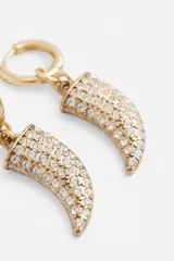 Aro mini dorado con dije colgante en forma de cuerno pavé, incrustado con cristales brillantes.