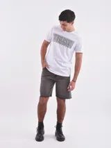 Remera gris de corte slim con cuello redondo, mangas cortas y estampa frontal con la palabra "VISION".
