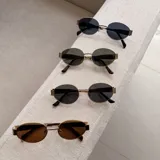 Lentes de sol con armazón metálico de diseño ovalado y filtro UV 400. Disponibles en diferentes tonos de cristales y marcos.