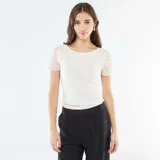 Camiseta de encaje blanco con textura de puntos, cuello redondo y mangas cortas con terminación ondulada.
