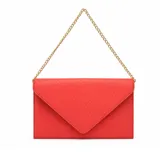 Sobre tipo clutch color coral con diseño de costuras en relieve en forma de V y cadena dorada extraíble.