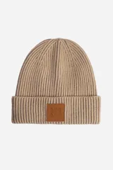 Gorro tejido de punto acanalado con vuelta en el borde y parche de cuero sintético con logo grabado en el frente.