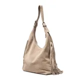 Cartera hobo de cuero color taupe, con diseño slouchy y flecos largos en los laterales. Cuenta con asa para el hombro y herrajes metálicos.
