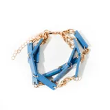 Pulsera de eslabones dorados con apliques de rectángulos de madera color azul.