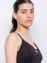 Top negro sin mangas con breteles finos y cut out en el escote.