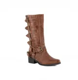 Bota de caña alta color marrón, confeccionada en cuero vacuno. Presenta un diseño estilo biker con múltiples tiras horizontales con hebillas metálicas, una correa adicional con argolla en el tobillo y un taco cuadrado de madera.