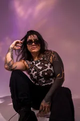 Musculosa deportiva estampada con diseño abstracto en tonos marrones y blancos.