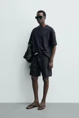 Sudadera de manga corta con corte relajado, confeccionada en tejido interlock de algodón con elasticidad y cuello redondo.