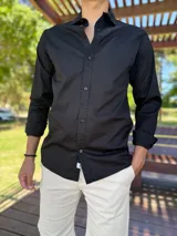 Camisa clásica negra de manga larga con botones frontales y cuello camisero.