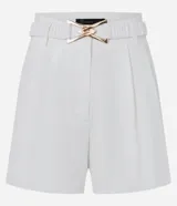 Short de vestir color blanco, de tiro alto, con cinturón elástico con hebilla dorada.