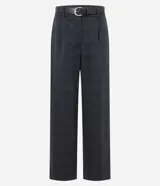 Pantalón recto de Cortelle confeccionado en punto Roma con estampado de cuadros en tono gris oscuro. Cuenta con cintura de tiro alto con pasadores, pinzas frontales y un cinturón negro ajustable con hebilla metálica.