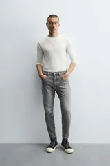 Jeans de hombre, corte skinny y largo cropped, color negro lavado. Presenta cinco bolsillos y cierre frontal con cremallera y botón.