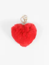 Llavero de peluche rojo en forma de corazón, con herrajes metálicos dorados.