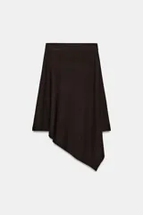 Falda midi de tejido de punto color marrón oscuro, con tiro medio, cintura elástica y diseño de bajo asimétrico.
