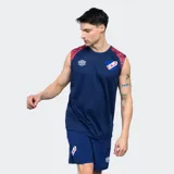 Musculosa deportiva azul con detalles en rojo en los hombros, logo de Umbro en el pecho y escudo del Club Nacional de Football.