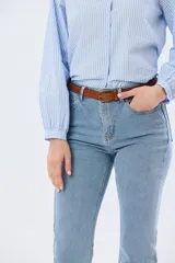 Pantalón de jean de corte recto y calce relajado, confeccionado en algodón con elastano.