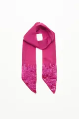 Pañuelo largo y angosto tipo corbatín, color fucsia, confeccionado en símil seda con lentejuelas bordadas en los extremos.