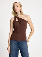 Blusa marrón de punto con silueta ajustada, escote asimétrico de un solo hombro, abertura en forma de lágrima con frunces y detalle de libélula metálica.