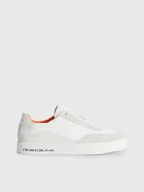 Zapatillas urbanas Calvin Klein Jeans, modelo Classic Cupsole, de color blanco con detalles en beige y forro interior en color naranja. Presentan logo de la marca en la mediasuela, el tobillo y el lateral.