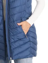 Chaleco puffer largo de color verde oliva, con diseño capitoneado, cierre frontal, bolsillos laterales y capucha fija.