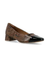 Zapato de tacón bajo con diseño de imitación piel de reptil en tonos marrones y negros, con puntera redondeada en charol negro.