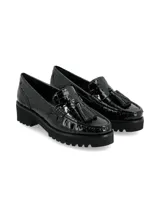 Mocasín de cuero charol negro con textura de cocodrilo, suela track robusta, antifaz y detalle de flecos en el empeine.