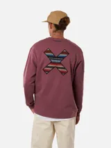 Sudadera color borgoña con cuello redondo y mangas largas. Presenta un bordado en la espalda con diseño geométrico en forma de equis (X) con motivos étnicos.