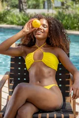 Bikini colaless amarillo, regulable en los costados con breteles finitos.