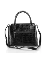 Cartera de mano estructurada en color negro con textura de efecto cocodrilo. Cuenta con doble asa superior, correa larga ajustable y extraíble, y detalle de logo metálico en la parte frontal.