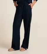 Pantalón de viscosa y lino color azul marino, de corte palazzo con lazo en la cintura.