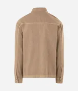 Camisa de sarga de algodón con acabado cationizado que le otorga un aspecto ligeramente desgastado. Presenta un corte boxy amplio, cuello clásico, cierre frontal con botones y un bolsillo aplicado en el pecho.