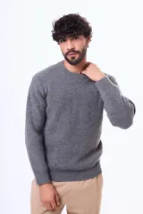 Buzo de tejido de punto con cuello redondo, de corte clásico y manga larga, con puños y ruedo acanalados.