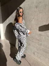 Camisa de denim con estampado de manchas de vaca, corte recto y cierre frontal con botones.