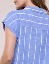 Camisa de lino azul a rayas blancas, sin mangas, con cuello camisero, escote en V y botones frontales.