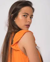 Vestido largo de simil lino con volados en el ruedo y mangas cortas con volados.