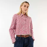 Camisa de manga larga con diseño de cuadros vichy en color rojo y blanco, con delicados bordados florales en toda la prenda, cuello camisero y cierre frontal de botones.