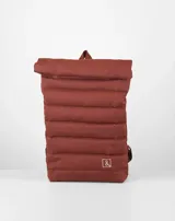Mochila acolchada color ladrillo con cierre superior enrollable y logo bordado en blanco.