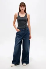 Musculosa de algodón con textura acanalada, corte al cuerpo y cuello redondo con tirantes anchos.