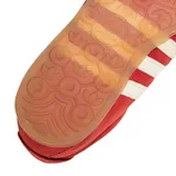 Zapatillas Adidas Gazelle Lo Pro de gamuza color rojo con las tres tiras laterales en blanco y suela de goma color caramelo.