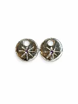 Par de dijes circulares de plata artesanales con diseño de sol y zirconia violeta incrustada.