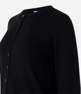 Cardigan de punto rosa con cuello redondo y abotonado delantero. De manga larga y corte clásico.