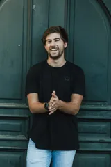 Remera de manga corta, cuello redondo, color blanco liso, con un pequeño logo circular apenas visible en el pecho.